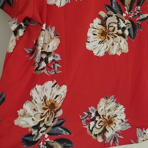 Plus sized!! Red floral blouse - Picture 3 of 3